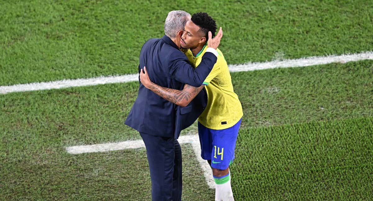 Militao se abraza con Tite tras un partido de Brasil.