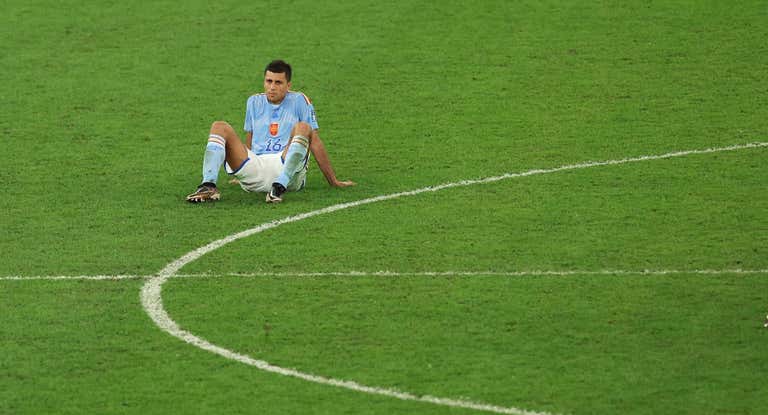 Rodri en el mediocampo, tras el partido de España ante Marruecos.