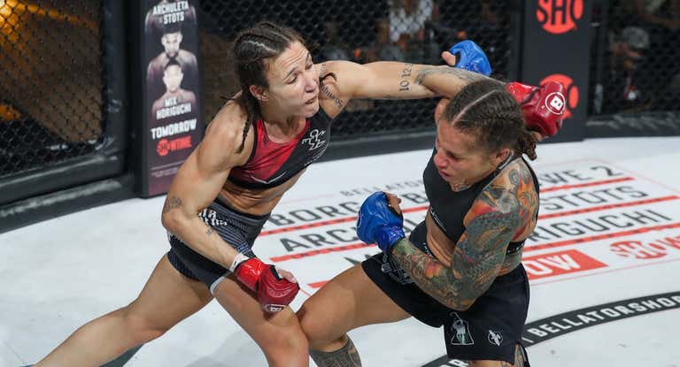 Liz Carmouche y Juliana Velásquez intercambian golpes durante su primer combate.