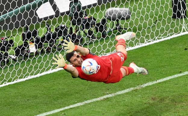 Dibu Martínez para uno de los penaltis.  AFP