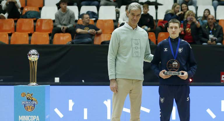 Antonio Martín, presidente de la ACB, junto a Rybtar Matus.