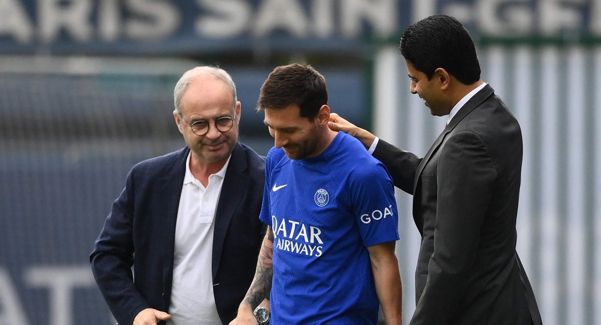 Al Khelaifi mima a Messi delante de Luis Campos.