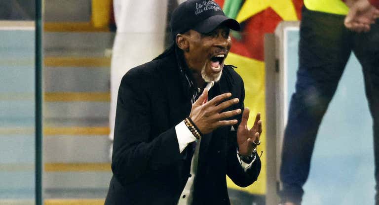 Rigobert Song grita durante uno de los partidos de Camerún en el Mundial.
