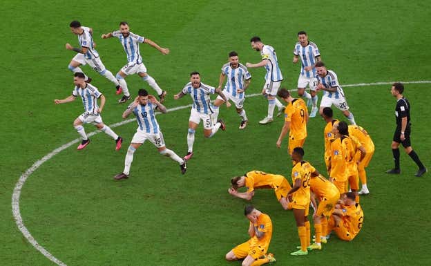 Argentina celebra ante los neerlandeses tras los penaltis.  REUTERS