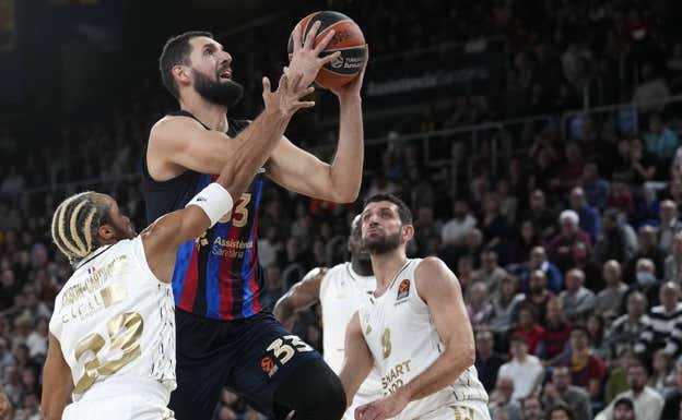 Mirotic, durante un lance del partido entre el Barça y el Asvel en el Palau.  EFE