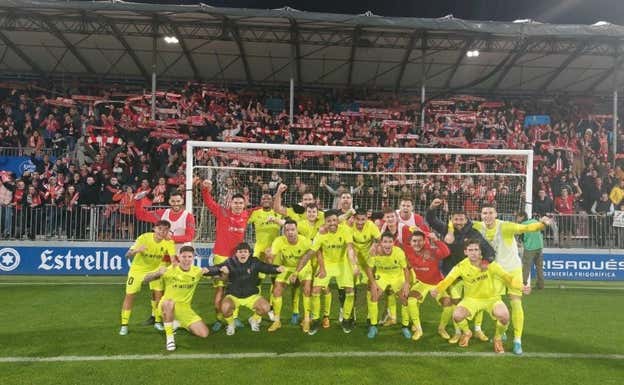La plantilla del Sporting celebra el triunfo ante el Lugo con la afición desplazada al Anxo Carro REAL SPORTING