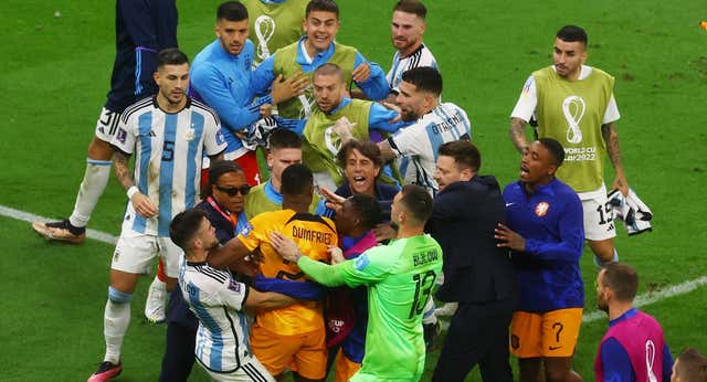 El balonazo de Paredes que acabó en tangana