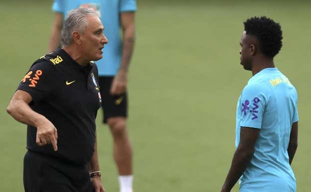 Tite y Vinicius, durante un entrenamiento. Getty