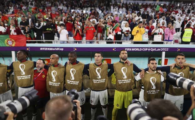 Los suplentes de Portugal, entonando el himno nacional, antes de jugar contra Marruecos.  AFP