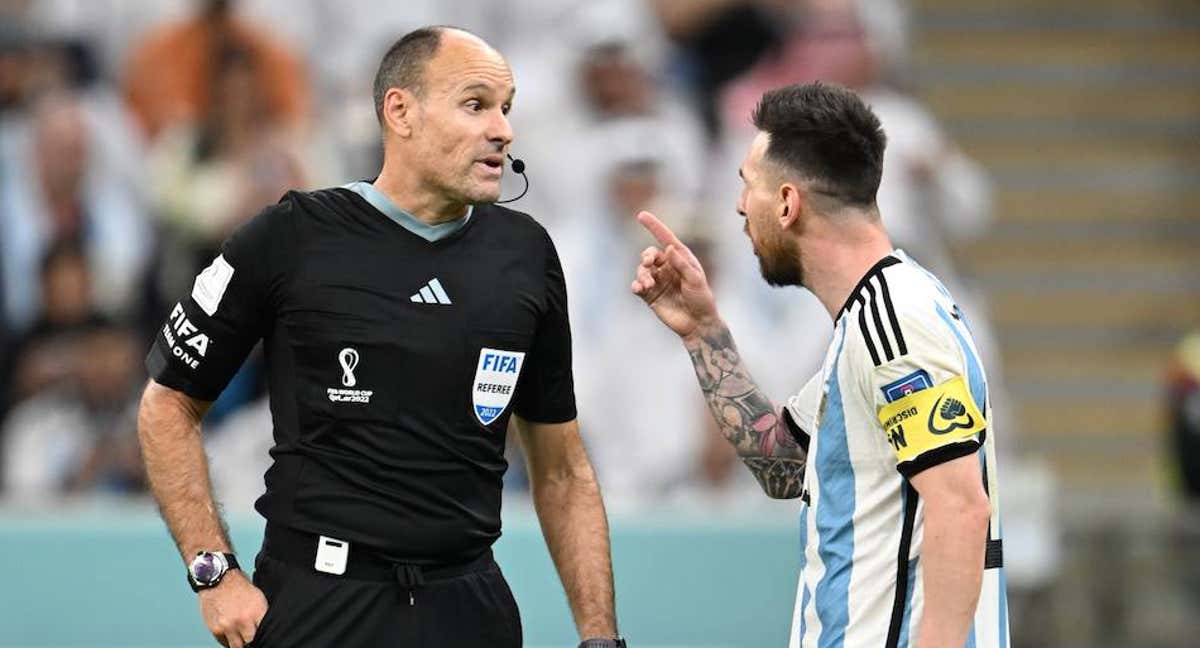 Messi se enfrenta a Mateu durante el encuentro.