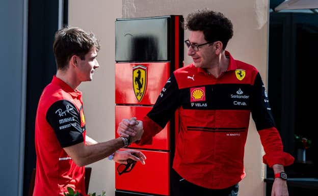 Charles Leclerc y Mattia Binotto, durante la temporada 2022 de Fórmula 1.  Ferrari