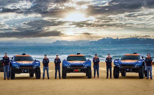 Las tres parejas del equipo Astara Team para el Rally Dakar 2023 con sus vehículos.  Astara Team