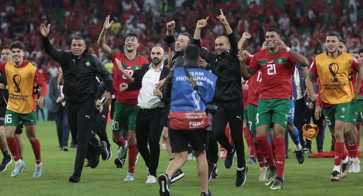 Regragui y sus jugadores corren a celebrar la clasificación a semifinales junto a los aficionados.