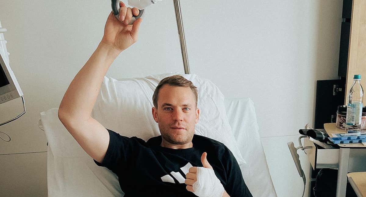 Neuer, en la camilla del hospital tras ser escayolado de la pierna. /Instagram de Manuel Neuer