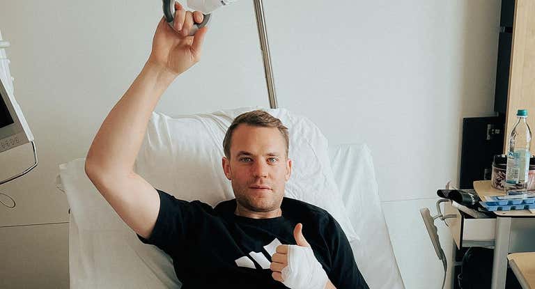 Neuer, en la camilla del hospital tras ser escayolado de la pierna.