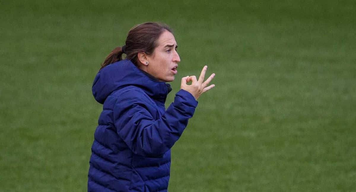 Iraia Iturregi, entrenadora del Athletic Femenino, durante un entrenamiento.