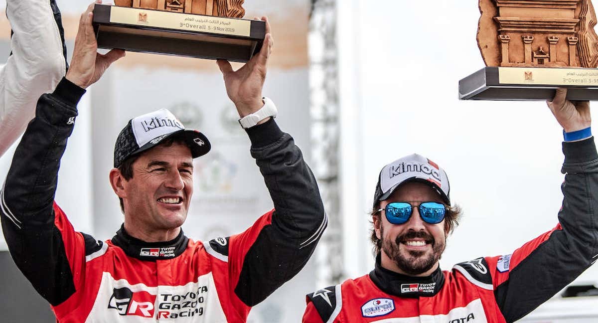 Marc Coma y Fernando Alonso, en el podio del Rally Dakar 2020.
