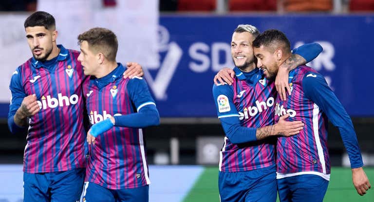 Los jugadores del Eibar celebran su triunfo ante el Oviedo
