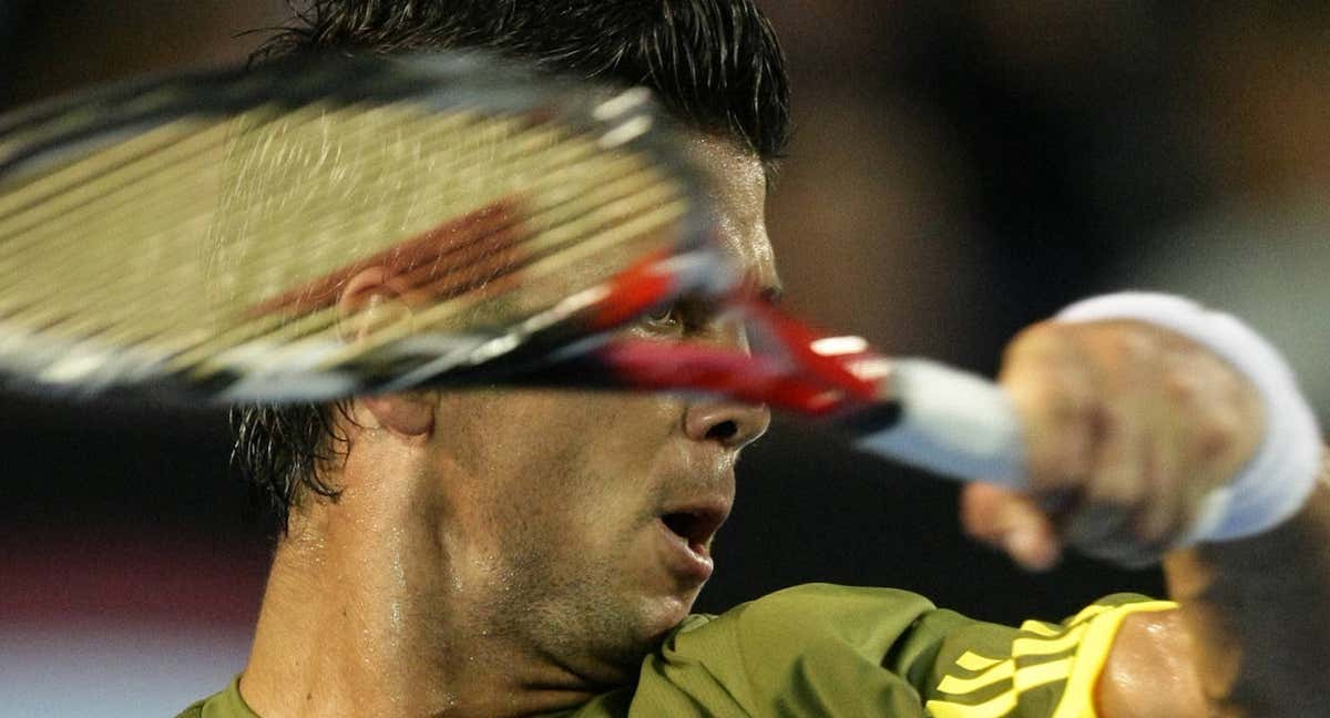 Fernando Verdasco golpea a la pelota en el Open de Australia de 2009, donde logró el mejor resultado de su carrera. /AFP