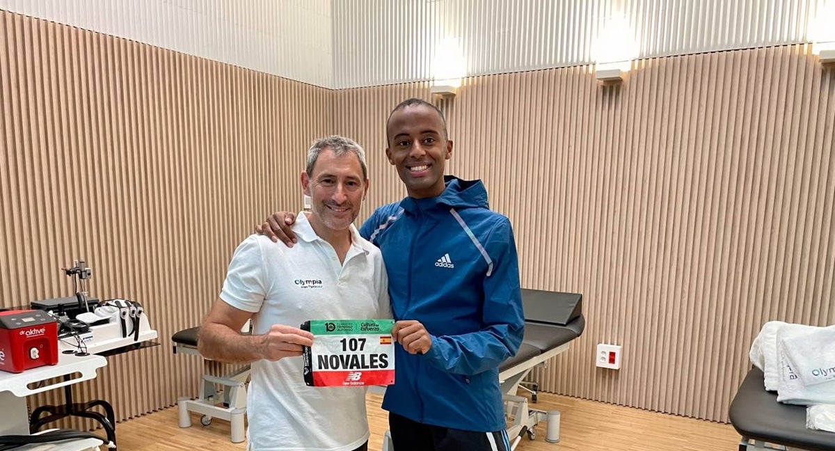 Ángel Basas con el atleta Tariku Novales
