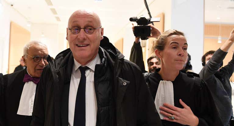 Bernard Laporte a la salida de los juzgados tras conocer su condena.