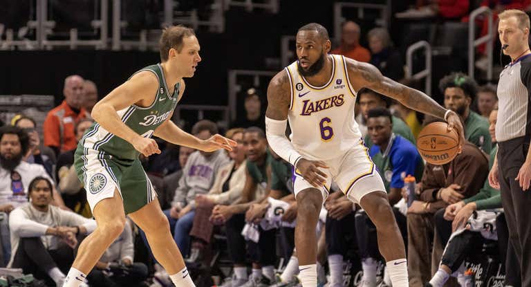 Bojan Bogdanovic frente a los Lakers, uno de los equipos más interesados en su traspaso.