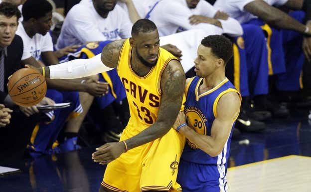 LeBron James frente a Stephen Curry. Efe