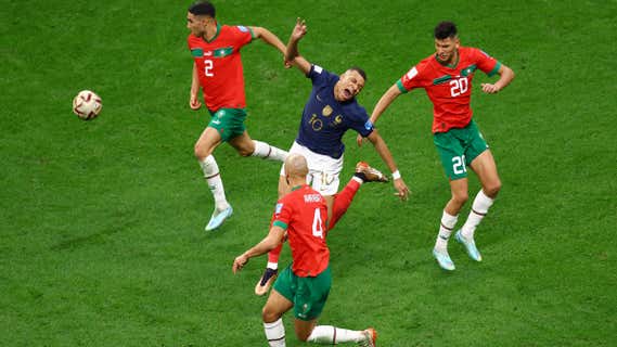 Mbappé, acosado por tres rivales./REUTERS
