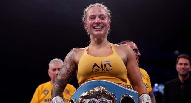 Ebanie Bridges, la profesora de matemáticas y ‘ring girl’ que hoy reina en el boxeo