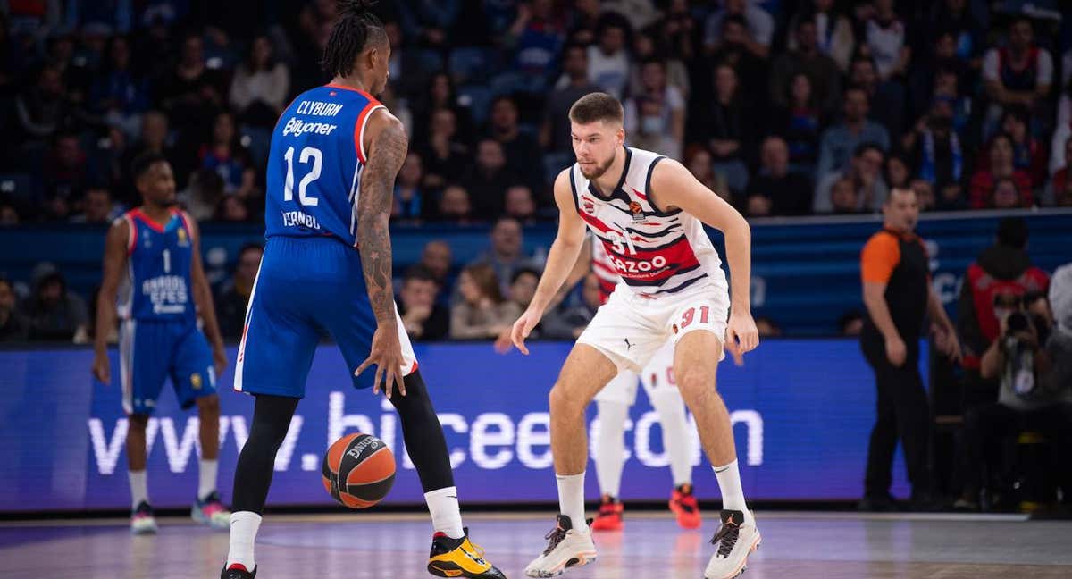 Clyburn dribla la bola ante Giadraitis. /BASKONIA