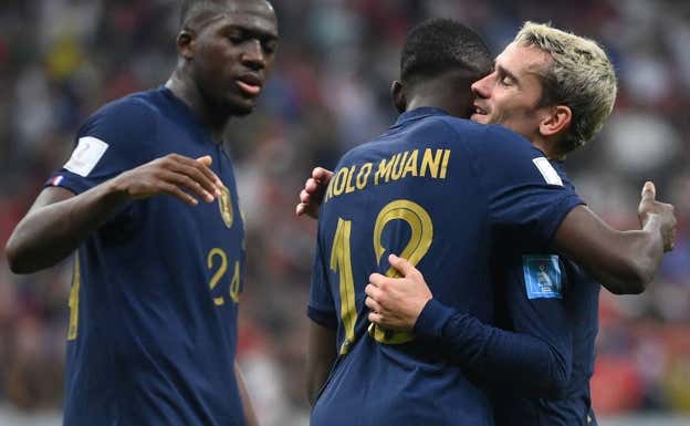 Griezmann abraza a Muani tras el 2-0.  AFP