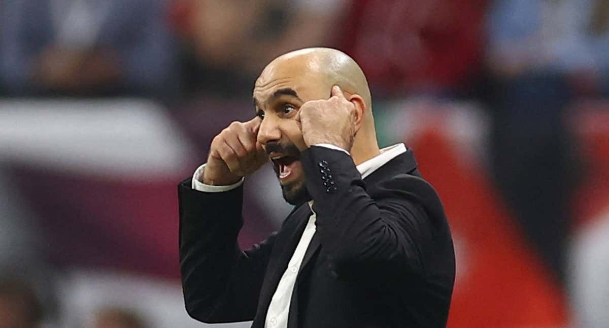 Regragui da órdenes durante el partido ante Francia.