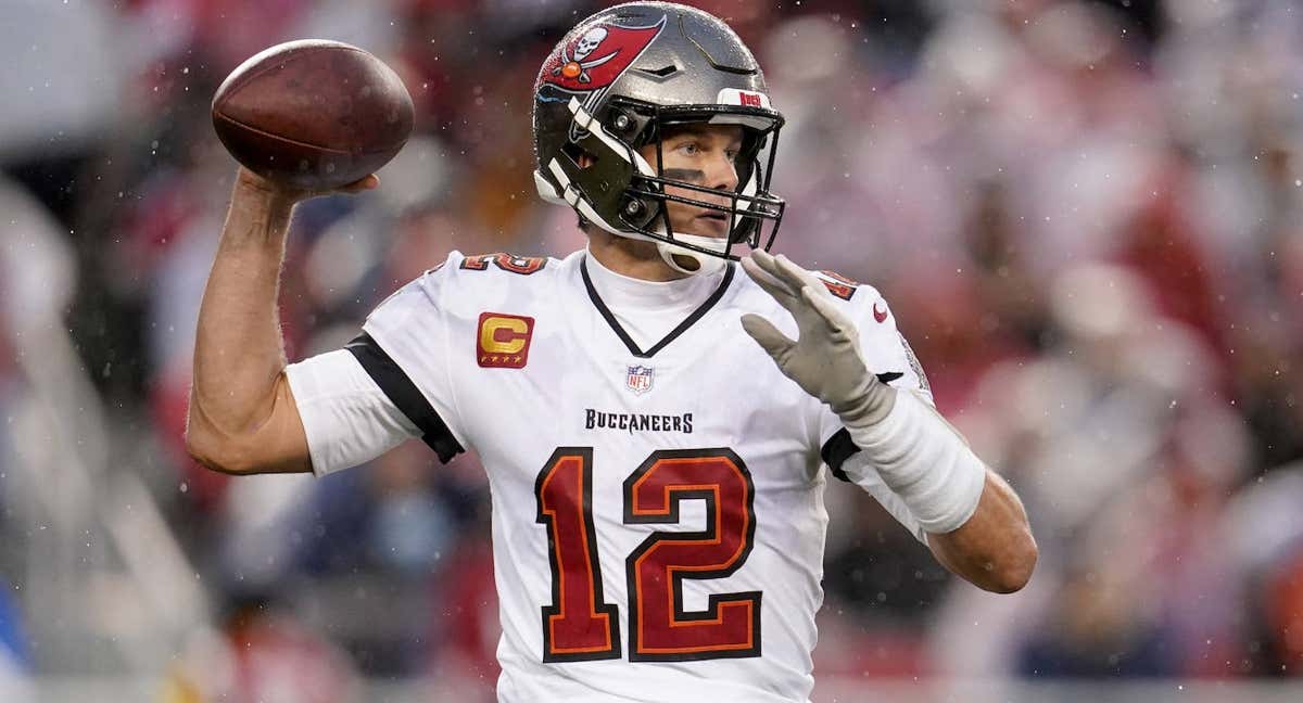 Tom Brady ejecuta un pase en un partido de la presente temporada. /REUTERS
