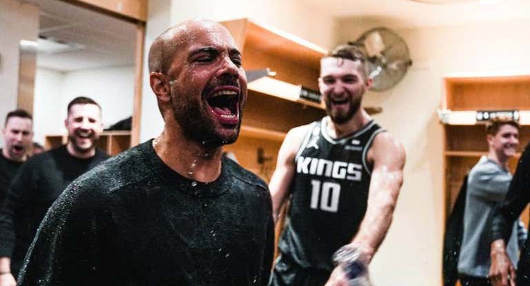 Jordi Fernández celebra la victoria de los Sacramento Kings tras dirigir su primer partido NBA.