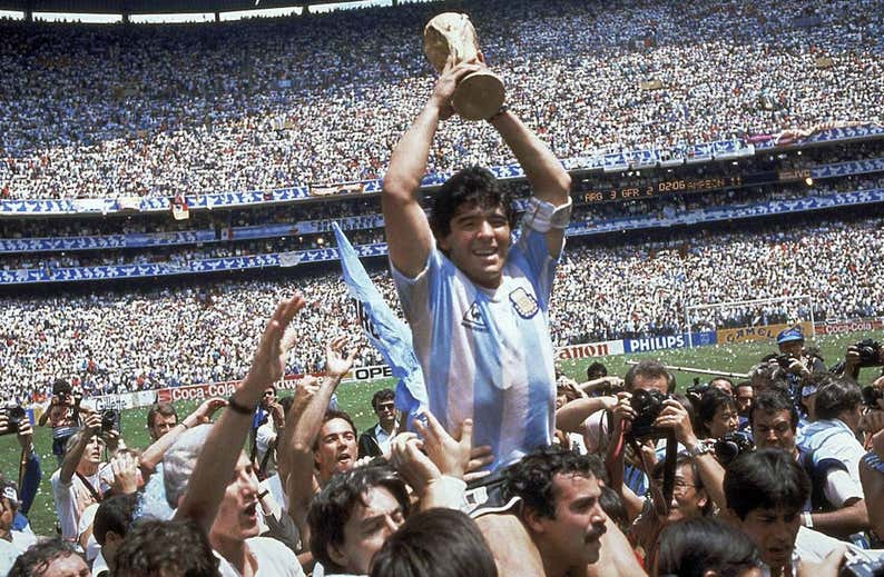 Relevo lleva a Catar al hombre que elevó al cielo a Maradona en México