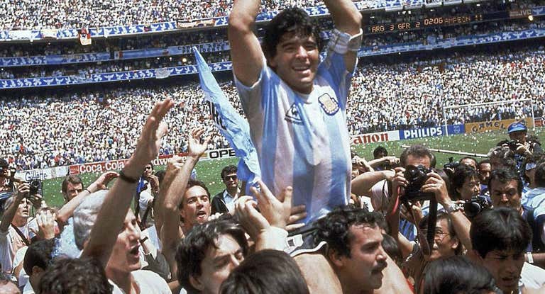 Maradona celebra la final a hombros de Roberto Cejas.