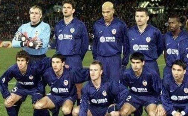 La alineación del Valencia 2000-2001, con Ayala, Aimar y Deschamps.  Valencia C.F