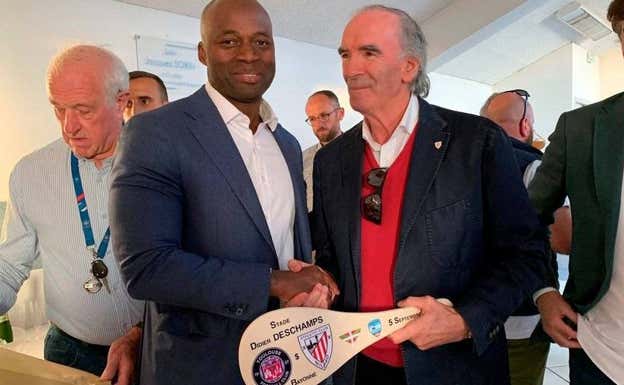Lausseni Sangare, presidente del Aviron, e Iribar, con una pala con la inscripción del estadio Deschamps. Athletic Club
