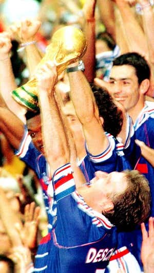 Deschamps levanta la Copa del Mundo en 1998.  Archivo