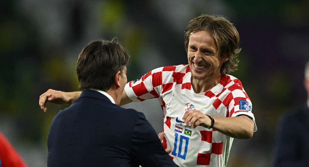 Zlatko Dalic y Luka Modric se abrazan tras un gol de Croacia en el Mundial de Catar/REUTERS