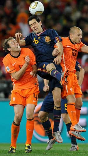 Busquets peleando un balón en la final de Mundial de 2010. EFE