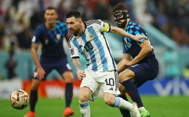 Gvardiol persigue a Messi.  REUTERS