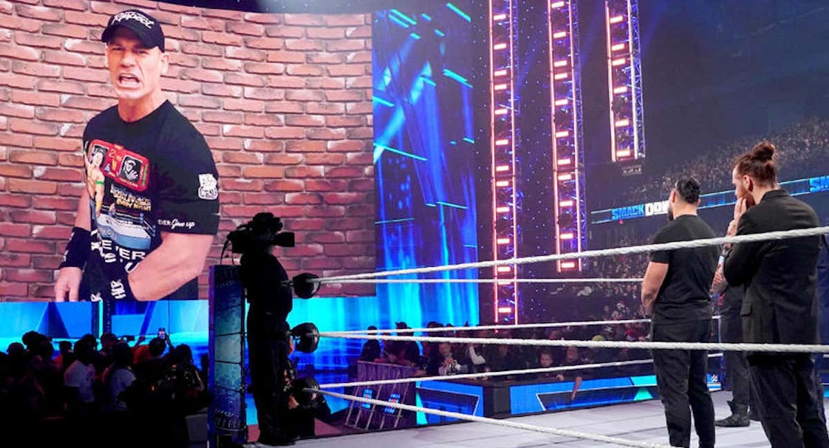 John Cena reta desde en un mensaje en la pantalla a The Bloodline./WWE