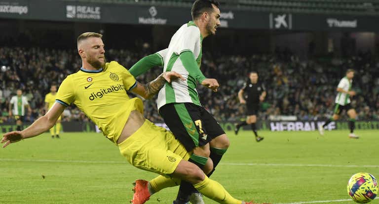 Skriniar derriba a Juanmi en un momento del partido.