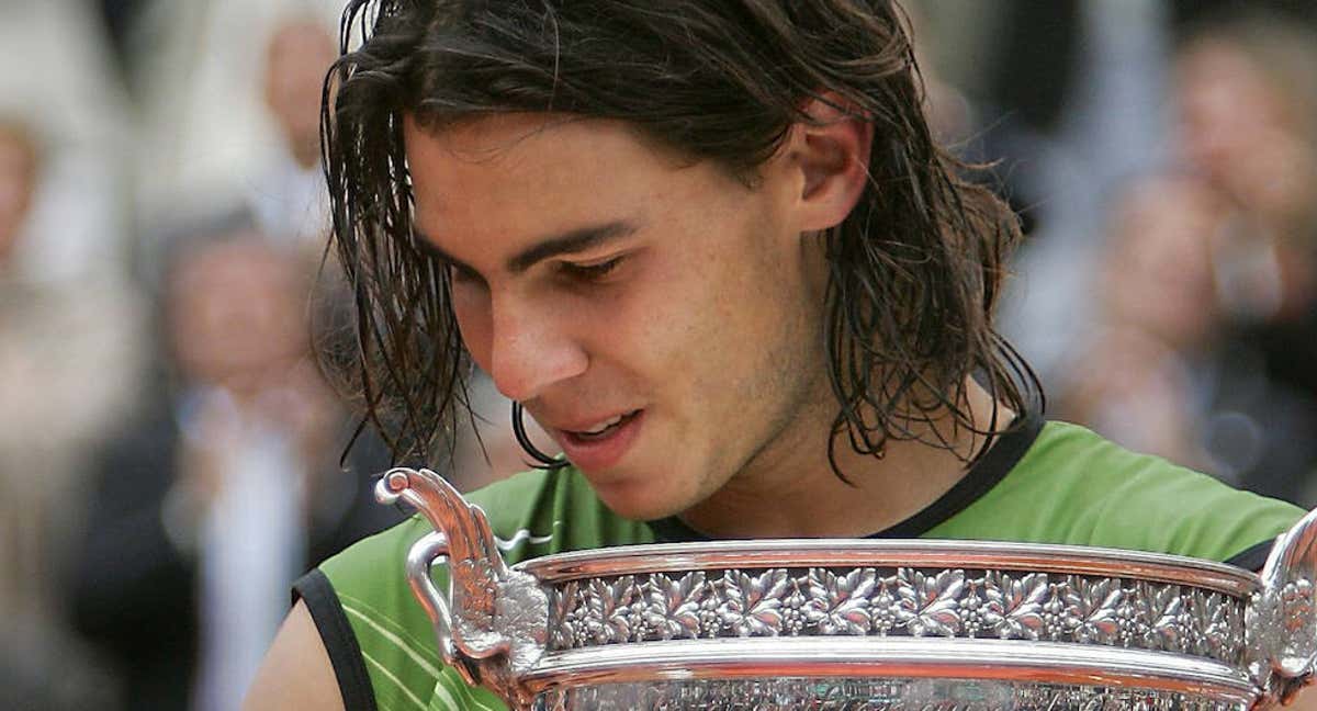 Nadal, con la copa de Roland Garros en 2005, el año en el que entró en el top ten. /AFP PHOTO THOMAS COEX