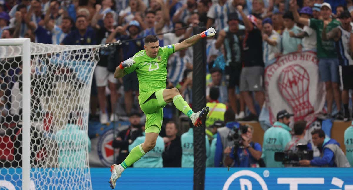 Emiliano 'Dibu' Martínez celebra uno de los penaltis parados con Argentina./REUTERS