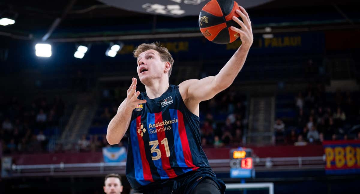 ROKAS JOKUBAITIS ANOTA CON LA MANO IZQUIERDA FRENTE A UNICAJA MÁLAGA/ ACB PHOTO - S.GORDON