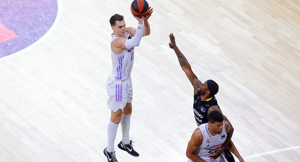 Mario Hezonja salta para tirar a canasta.