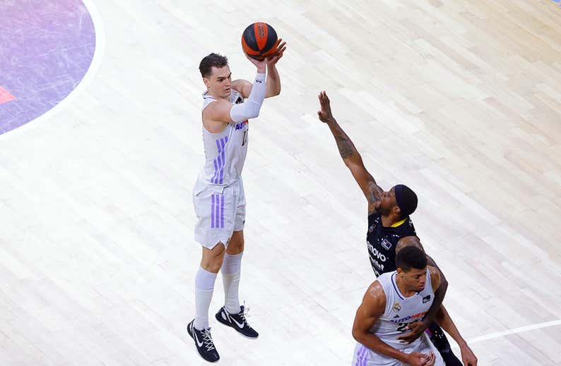 El Madrid tira de Hezonja y de fondo de armario para asaltar el liderato en Tenerife
