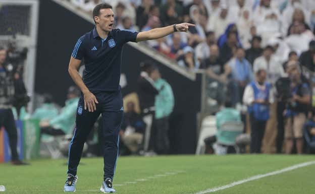 Lionel Scaloni (44) da instrucciones a sus jugadores en la final.  RONCORONI / EFE